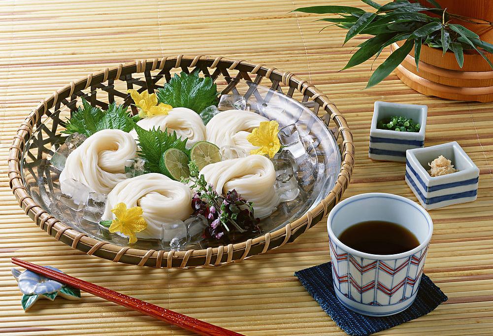 面對(duì)消費(fèi)降級(jí)，餐飲品牌策劃公司教你如何經(jīng)營